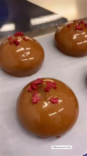 Flashback to last Christmas in our tiny OG production unit 🥹❤️We are feeling so lucky heading into Christmas 2025 with so much more space 💪 Have you placed your Christmas order yet? 👀 | Praline