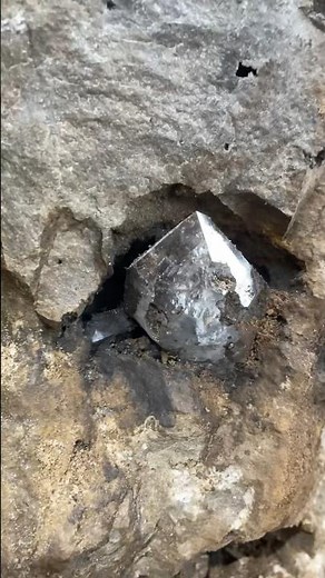 Herkimer diamond mining at Mohawk Valley! A rockhounders paradise 💎 #rockhounding #quartzcrystals