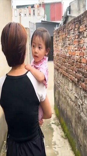 Diem accompanies her mom to find the missing Monkey Kaka#2521.#monkeys #moneymaker #monkeyseemonkeydo | Macaque Video