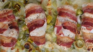 Det er simpelthen så nemt at lave den her ret med kylling og bacon på cremet porrebund, og der skal kun bruges 5 ingredienser. | Webopskrifter