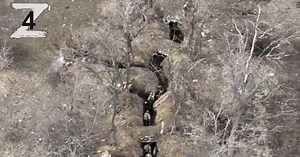 Cuerpo a cuerpo: la batalla en las trincheras entre soldados rusos y ucranianos, vista desde un drone