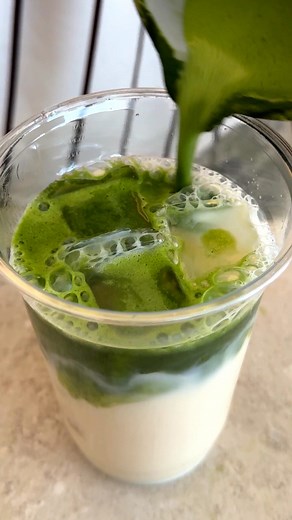 NeoTaste App | Hast du schon den viralen Iced Matcha Banana Pudding probiert? ✨🍌 📍 @beigelcologne #beigel #matcha #banana #bananapudding #matcha... | Instagram