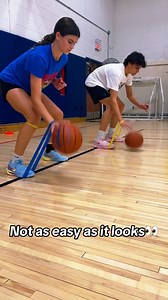 🔥 SINGLE HAND BAND CONTROL WORK 🔥 Exercise from @kore_hoop Wrap a small resistance band from your wrist to your foot and feel the 🔥 tension every dribble! 💪🏾 Focus: Hand Control | Strength | Stability 🕒 30s each hand | x your preferred sets Drill Flow ⬇️ 1️⃣ Band around wrist same-side foot 2️⃣ Choose your move pound, in-out, cross-tap, or low control 3️⃣ Stay low, eyes up, and keep the band tight 🎯 💥 Builds real control confidence in your handle 💥 Great for solo workouts or warm-ups 💥