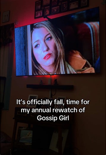 That pilot intro music is such a dopamine rush ✨ #gossipgirlhere #comfortshow #rewatch #fallishere #fallseason #gossipgirl
