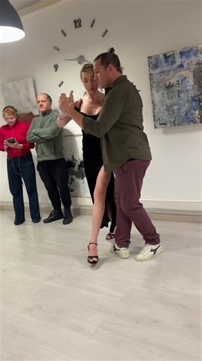 It’s never too late to return to something that once made you feel alive. Today was my first tango lesson in many years, and to my surprise my legs remembered more than my mind did. Rhythm, connection, presence. Some things stay in the body, waiting patiently for you to come back. Tango is not just a dance. It’s vulnerability in motion. It teaches trust, listening without words, softness and strength at the same time. It’s deeply healing and, if you allow it, genuinely life changing. The beautif