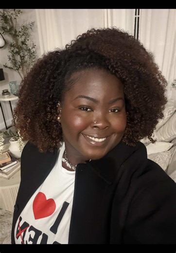 Another textured half wig series 🧡 Currently giving lace a break and realizing that I may not be able to blend AND MAINTAIN a leaveout with some bodywave or straight bundles, but with these kinky textures? I can !! This is a custom unit from @tempirebeauty_ that you can recreate with these details: Www.thetempire.com > Tempire custom luxury units> create your own raw unit> kinky curly texture> 16” length > partial highlights if you wanted a color like this! 🧡 Perfect for the natural babes but 