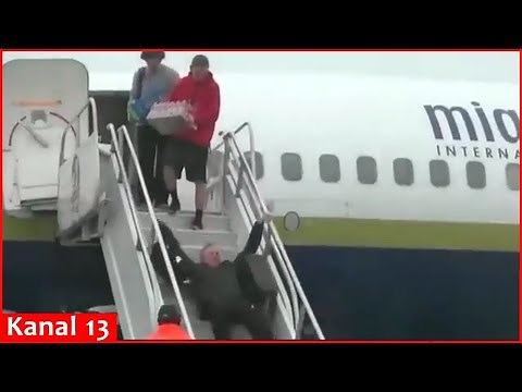 US Senator falls down stairs while exiting plane