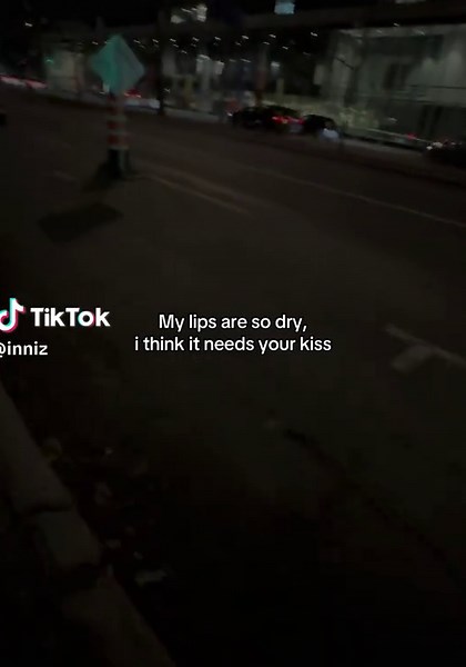 inniz- (@inniz)’s video of dry lips