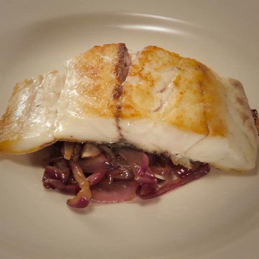Recetas de pescado: corvina con refrito de ajos y pimientos asados - Crianza de Nuestros Mares