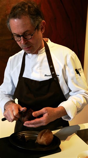 Cookoon on Instagram: "Déjeuner tasting, Quai de Bourbon. Dans l’intimité de notre appartement, le chef étoilé @pascal_barbot du restaurant @astranceparis a orchestré une partition subtile et raffinée, où la simplicité sublime le goût. Betteraves rôties, coulis raisin et tamarin, huile de géranium. Légine caramélisée, riz koshihikari, beurre blanc à la sauce soja. Tartelette poire Comice, crue et cuite, kalamansi. Un moment suspendu, tout en précision, justesse et émotion — Tasting lunch, Quai d