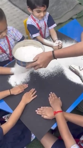 The class teacher make unique statue hand 👏🏻😀 #liriklagu