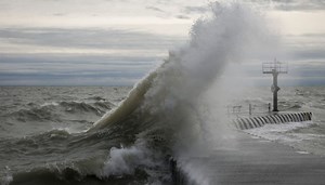 High winds crack Loop high-rise window; big waves hit lakefront