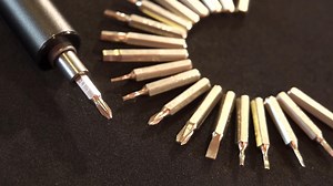 1.3K views · 26 reactions | Unser Kollege Marten stellt heute den Feinmechanik-USB-Akku-Schraubendreher vor. • ideal für netzunabhängiges Arbeiten • geringes Gewicht • mit praktischer Links-/Rechts-Umschaltfunktion • Lithium-Ionen-Hochleistungs-Akku • Schnellladefunktion (0,5 - 1 Std.) • seitlicher Micro-USB Ladeanschluss • mit Ladeanzeige • ultraleichtes Gehäuse • umfangreiches Bitsortiment enthalten | KS TOOLS | Facebook