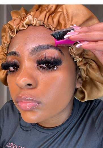 Eyebrow Shaping Tips for a Sleek Ponytail Look