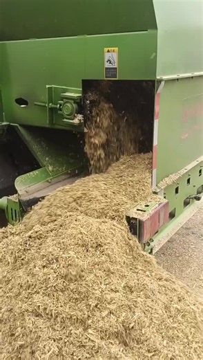 Cowfeedingmaterial discharge#cowdischarger#cows#cattle #farm#farmlife#animals#breed
