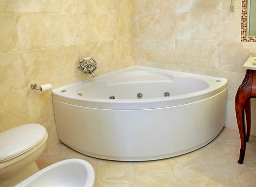 7 Best Small Bathtubs for Small Bathrooms of 2025