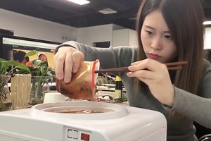 This Woman Cooks Delicious-Looking Meals Using Office Supplies