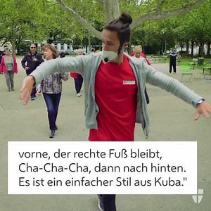Schritt Schritt Cha Cha Cha! Beim neuen Tanzkurs der @PensionistInnenklubs der Stadt Wien bleibt niemand ruhig sitzen. Davon können Monika und Elisabeth ein Lied singen. Aber seht selbst! Übrigens dieses und alle weiteren mobilen Angebote des „KLUB Im Freien“ sind kostenlos: Hotline 01 31399 170112 oder https://kwp.at/pensionistenklubs/unsere-klubs-2/unsere-klubs/klub-im-freien/ | Stadt Wien