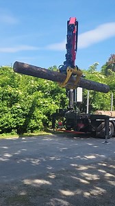 🥾 Unser Redaktionsteam war für euch unterwegs: Zusammen mit seinem Partner Palfinger hat das AIT (Austrian Institute of Technology) einen autonomen Holzverladekran entwickelt und Mitte Mai am AIT-Testgelände der interessierten Öffentlichkeit präsentiert. Der Holz-Lkw erledigt völlig selbstständig und zuverlässig komplexe Aufgaben, wie das be- und entladen von Rundholz. Dank intelligenter Sensorfusion, KI-gestützter Algorithmen und robuster Steuerungssysteme meisterte der Holzkran seine Aufgaben