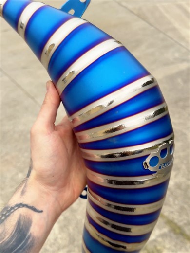 Titanio blu fatto a mano. Nessuna replica, nessun compromesso. Solo materia pura trasformata in performance.💎 #dbrfactory #dbr