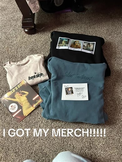 AHHHH!!!! @Freya Skye this merch is so adorable and I’m loving every bit of it. My Christmas was unbelievable and I’m so thankful!! #freyaskye #freyaskyemerch #christmashaul #zombies4 @Freya Skye HQ should I do a haul?