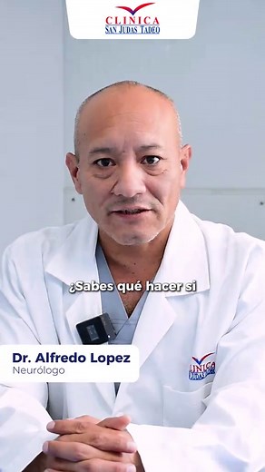 🟣 Día Mundial de la Epilepsia ¿Sabías que una reacción adecuada puede marcar la diferencia ante una crisis epiléptica? En este video, el Dr. Alfredo López, neurólogo, nos explica cómo actuar correctamente si una persona presenta una crisis epiléptica frente a ti, y qué cosas NO se deben hacer. Informarse es una forma de cuidar 💜 Comparte este contenido y ayudemos a crear una comunidad más empática y preparada. #DíaMundialDeLaEpilepsia #Epilepsia #PrimerosAuxilios #SaludNeurológica #ClínicaSanJ