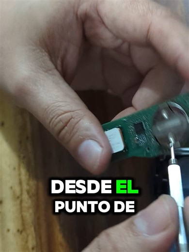 En un keyfob hay más mecánica de la que crees: Springs / clip de batería (contacto deformación) Elastómero (hiperelástico / no lineal) Partes tipo compuesto (rigidez vs peso) Así lo aterrizo en ANSYS para entender fallas reales. #ansys #fea #simulation #ingenieria #ingenieriamecanica #materiales #elastomero #hyperelastic #materialmodel #composites #materialescompuestos #mecatronica #electronica #keyfob #batteryclip #springs #teardown #automotriz #cartech #tiktokmexico