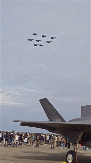 オープニング8機👏F35AB展示機と一緒に撮りたい