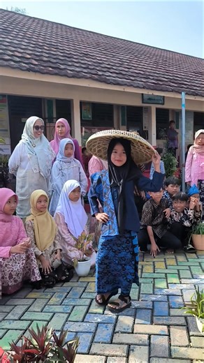Kartini Day Fashion Show, Enon looks charming in her Baduy traditional clothes #kartiniday #fashi...