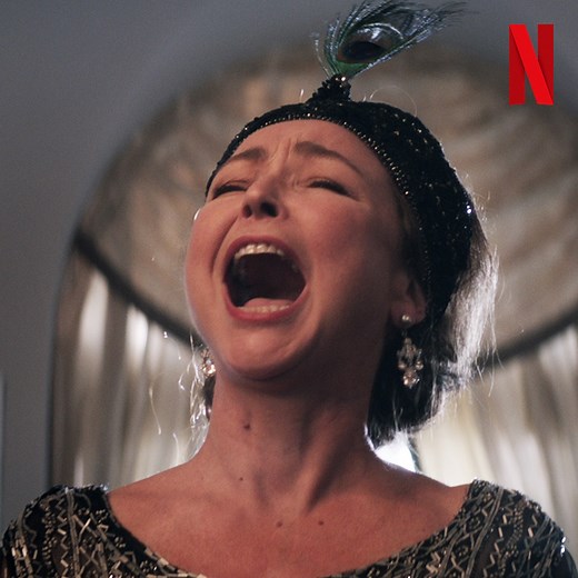 Peut-on casser un verre en chantant ? On ne sait pas. Mais Marguerite, elle, casse bien les oreilles de tous. 🙉 Le film Marguerite avec Catherine Frot, c’est basé sur une histoire vraie et c’est déjà dispo. | Netflix