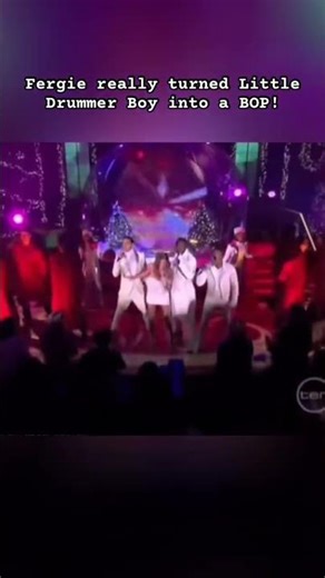 Fergie giving a passionate rendition of the Little Drummer Boy #fergie #vocals
