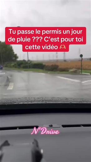 🌧️ Pluie le jour du permis = stress ? Respire. L’examen ne s’annule pas… mais il s’adapte. ✔️ Anticipation ✔️ Distances de sécurité ✔️ Douceur sur les pédales ✔️ Bonne observation 👉 L’examinateur veut voir une conduite adaptée, pas une conduite parfaite. 💡 Bien conduire sous la pluie, c’est souvent un point positif le jour J. 📍Conseils de monitrice 📌 Sauvegarde la vidéo 💬 Tu veux d’autres conseils pour le permis ? Pour toute démarche administrative auprès des services préfectoraux relative