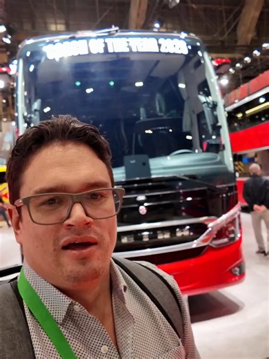 POV Busworld 2025 - Setra, Coach of the year 2026 Uno de los modelos más emblemáticos de la marca alemana ha ganado el premio al Autobús del Año en Europa para 2026, premio entregado por la prensa especializada. ¿Por qué un vehículo que no ha recibido mayores cambios en los últimos 15 años se lleva el galardón? Este y más vehículos de la línea Setra en este video al estilo POV Latinobus.