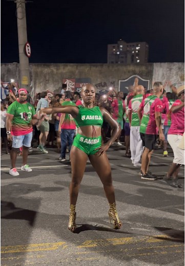 Começou a temporada do: não posso tenho ensaio 💚💖💃🏿 #ensaioderua #mangueira #musa #samba #carnaval #carnaval2025 #rj #f