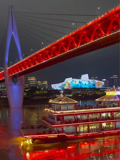 重庆洪崖洞夜景太梦幻了，乘船可以看嘉陵江和长江两岸景色#洪崖洞夜景 #重庆旅游攻略 #洪崖洞 #嘉陵江 #长江