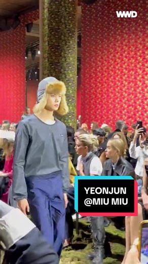 「ミュウミュウ（MIU MIU）」 2026-27年秋冬コレクションのランウエイにTOMORROW X TOGETHERのヨンジュンが登場！ ⁡ #MIUMIU #Yeonjun #pfw #wwdjapanパリコレ取材