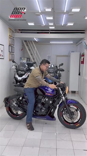 ဒါလေးကတော့ အင်္ဂလန်ကနေပြန်ရောက်ရောက်ချင်း မန်းလေးတန်းမပြန်ပဲ ဆိုင်မှာကိုယ်တိုင်စိတ်တိုင်းကျ ငွေပေးပြီးအော်ဒါအပ်သွားတဲ့ဘီးလေးပါခင်ဗျ💜💙 2008 မွန် ယ လိုင်စင်ကြီးနဲ့အကောင်းဆုံးနဲ့အသန့်ဆုံး ဖန်းတီးပေးလိုက်တယ် အရည်အသွေးပြည့်ပြီးကောင်းတာလေးကြိုက်ရင်ကျွန်တော်ကိုသတိရလိုက်ဗျာ ရှယ်ဆိုတာတွေကြီးပဲဖန်တီးပေးနေပါတယ် ✨ ☎️ - 095119705 #superfour #cb400four #caferacer #ကော်ဖီ