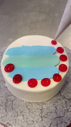 Easy design #cake #cakedesign #cakedecorating #hinatacakes #birthdaycake