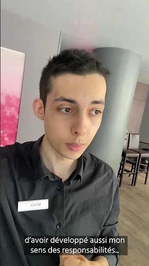 Devenir serveur en restauration : missions, salaire, études.