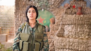 Şervana YPJ’ê Kurdistan Amed ku di şerê beriya niha de bi esîr ketibû dest, piştre ji aliye hêzên me ve hat rizgarkirin û niha li ser erka xwe ye. Hikûmeta veguhêz a Şamê li ser Medyaya Civakî weke ku heval nû li Helebê ketiye dest nîşan didin. Ev îdîayên hikûmeta veguhêz a Şamê nerastin û bi van nûçeyan dixwazin şereke pîskolojîk bidin meşandin. | YPJ Rojava