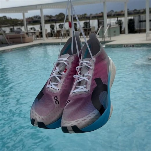 Lightweight, responsive, bouncy. There are so many positive adjectives out there to describe the @On Cloudboom Strike! I know I’m late, but testing is complete and my full review is now on YT. Go check it out! One thing’s for sure, they are beautiful running shoes! 😍 • Ultralight upper • Cushioned Bounceboard • Helion Hyperfoam • Carbon fiber Speedboard • $220 #bekindbehappyrunwell