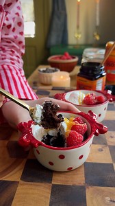 CHOCOLATE MUG CAKE–sweetened with @wedderspoonofficial Mānuka Honey 🍯❣🍫 Comment “HONEY” and I’ll send the recipe your way! This is the perfect little Valentine’s treatsie–rich, chocolatey, and made just for you (or to share if you’re feeling generous 💌) It also comes together in minutes which is a plus! So perfect when you’re last minute craving something sweet. And speaking of, I sweetened this with @wedderspoonofficial Mānuka Honey, which I love using as a more nutritious alternative to ref