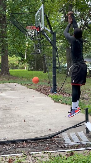 33 years old, still addicted. #fyp #addiction #motivation #workout #workfromhome #fitnessaddict #basketball #nba #majinvegeta #dbz #nike | Cameron Holder