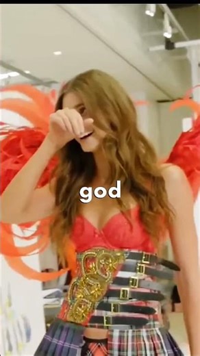 Unexpectedly opening the Victoria’s Secret Show 🔥 #fashion #runway #model #victoriasecret #shorts