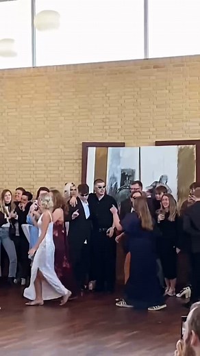 I morgen, venner!… fejrer vi sidste skoledag. (Nå ja, så venter et par eksamener eller fem, men så…) så er det STUDENTERTID!📣 | Randers HF & VUC
