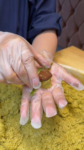 ドバイチョコもち寿司🍫🍣 ◆ドバイチョコもち寿司 (¥500) 今流行りのドバイチョコもちをお寿司に変身！ ザクザクのカダイフをシャリに見立て、ドバイチョコもちをお寿司のネタにした斬新なアイデア 醤油の代わりにチョコ、わさびの代わりにピスタチオソースが付いている 見た目だけじゃなくしっかり味も美味しいのでぜひ食べてみて！ ≪店舗詳細≫ 【店舗名】新大久保ブデチゲ 駅前店 【住所】東京都新宿区百人町2-2-7 SeoulTown 2F 【営業時間】11:00〜23:00 【定休日】なし 【予算】¥1,000〜¥2,000 #東京グルメ #新大久保グルメ #ドバイチョコもち #ドバイチョコもち寿司 ==================================== Dubai Chocolate Mochi Sushi 🍣 ◆ Dubai Chocolate Mochi Sushi (¥500) The trending Dubai chocolate mochi has transformed into sushi! Crunchy kataifi is used as th
