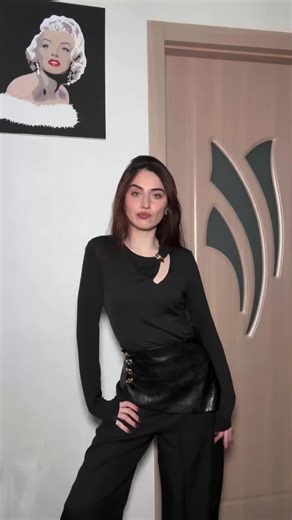 Tonight’s dress code: black, sleek and a little leather. #micasofficial #eveningstyle #allblacklook #tailoredstyle #minimalfashion #chicoutfit