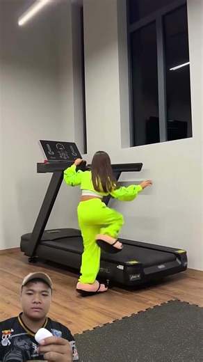 Treadmill sambil split ‼️