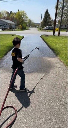 Learning how to spray driveway sealer #driveway #drivewaysealing #sealcoating #fatherandson