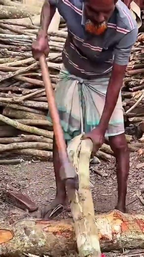 This is how the process of splitting several pieces of wood using an axe is done manually#wood
